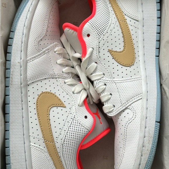 Jordan 1 Women's Low SE ‘white sesame’ - Picture 1 of 3